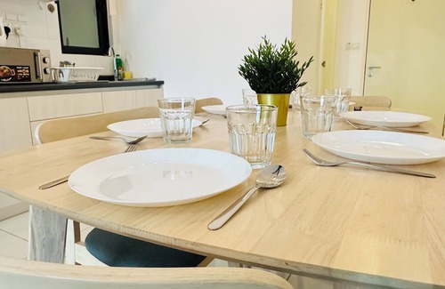 Taman Pertama Condo | 36 Family Suite 7 Pax 3 Rooms Velocity Mall IKEA Short Walk to MRT & LRT Maluri