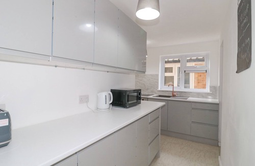 Cliffe Pypard House | 38 CLYFFE PYPARD, family friendly, with a garden in Lyneham