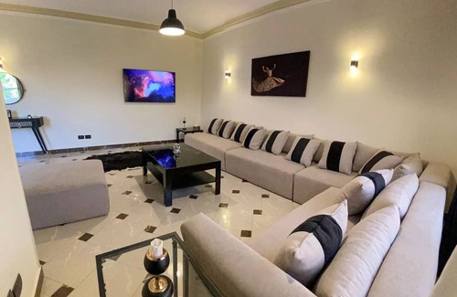 The 5th Settlement House | 3BD Apt. in family house with private garden view