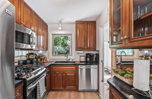 St. Louis Park House | 3bdr home, super-clean, cozy backyard, by Westends