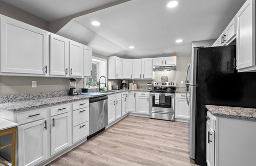 Westside Norwich Apartment | 3BR, 3 Queen Bed, 2.1Mi To Mohegan