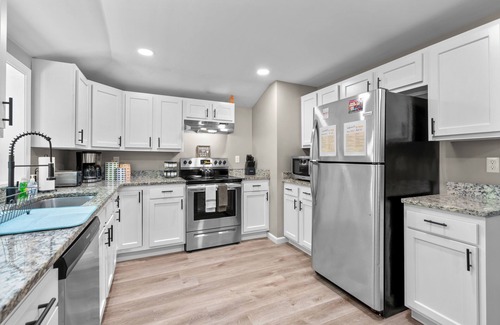 Westside Norwich Apartment | 3BR, 3 Queen Bed, 2.1Mi To Mohegan