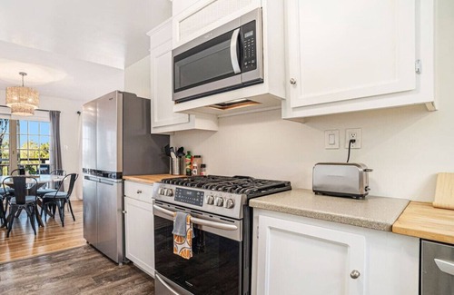 Lincoln Acres House | 3BR | Canyon Views, Deck, Fast Wi-Fi, Smart TVs