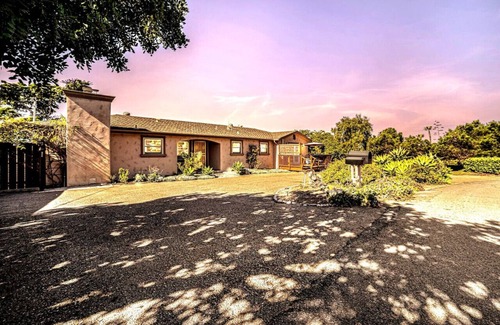 Lincoln Acres House | 3BR | Canyon Views, Deck, Fast Wi-Fi, Smart TVs