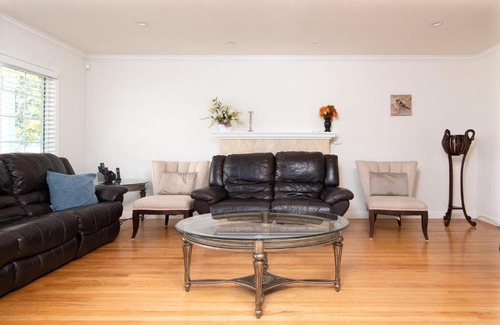 West Menlo Park House | 3BR Home Near Stanford Great Back Yard King Bed