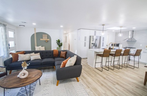 Eugene House | 3BR Renovated pet friendly home in woods near UO campus, Spencers butte & Trails