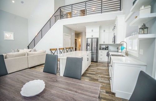 Waterloo House | 3BR River Front with inviting views