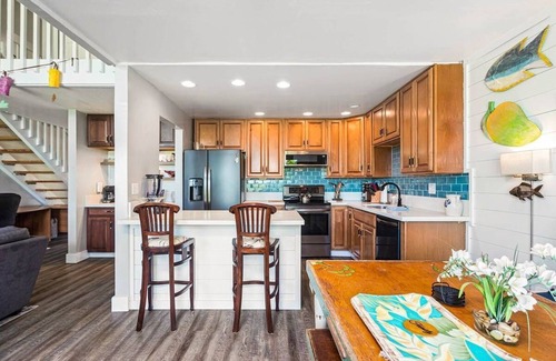 Kaiulani House | 3BR - sleeps 7! Golf course and ocean views. Steps from Westin. Walk to beach!