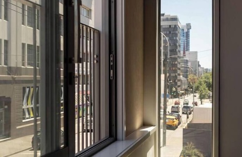 Te Aro Apartment | 3BR Townhouse | Industrial Charm, Central Location