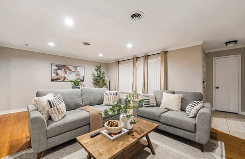 Tinley Park House | 3BR Tranquil Home in Tinley Park