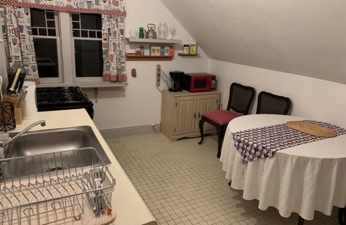 Walton Apartment | 3rd Floor, walk-up private 3BR victorian apartment