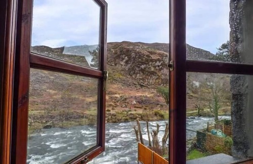 Beddgelert Cottage | 4 ADWY'R NANT, family friendly, with open fire in Beddgelert