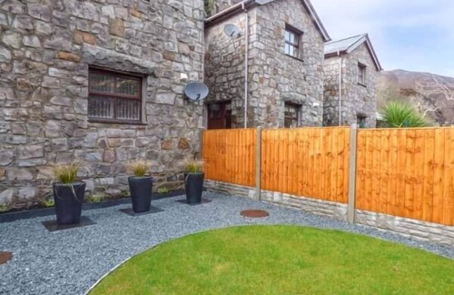 Beddgelert Cottage | 4 ADWY'R NANT, family friendly, with open fire in Beddgelert