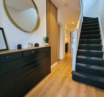 Valentines House | 4 bed 2 bath Spacious House with 2 Driveway parking in Ilford London