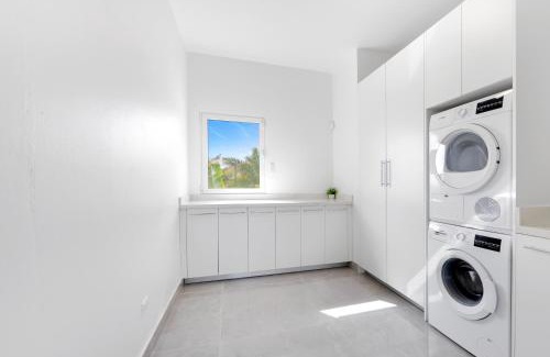 Sandy Hill Villa | 4-Bed Villa Pool Parking