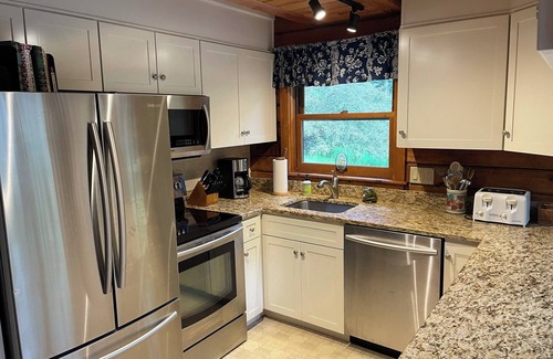 Londonderry Cabin | 4-bedroom cabin near skiing in charming Peru