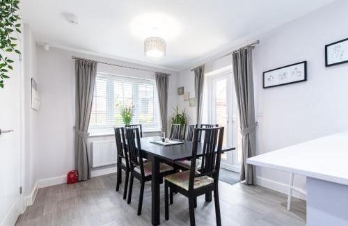 Radcliffe on Trent House | 4 Bedroom Detached House Ideal for Families and Corporate Stays in Radcliffe on Trent