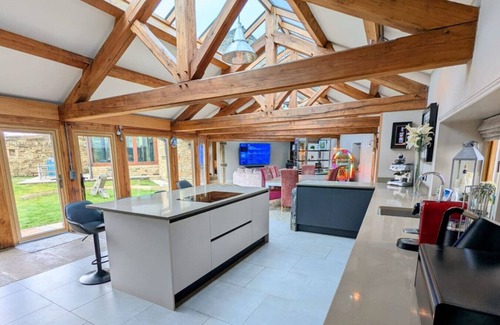 Honley House | 4 Bedrooms 4 En suites HotTub Pool Table