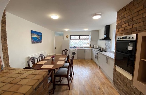 Bridgend House | 4-Bedrooms - Perfect for those working in Bridgend