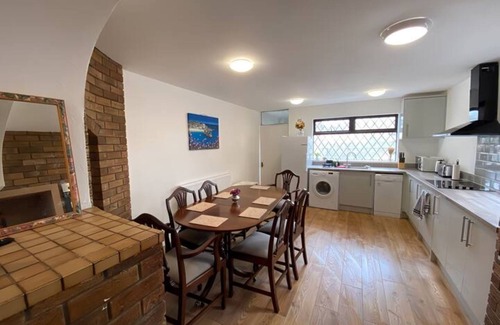 Bridgend House | 4-Bedrooms - Perfect for those working in Bridgend
