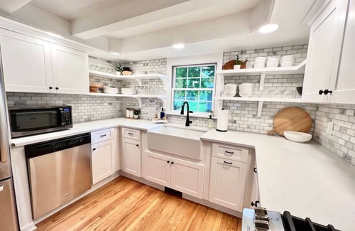 Tully House | 4 BR/2.5 BA Lake House | Pets OK | Fire Pit | Dock