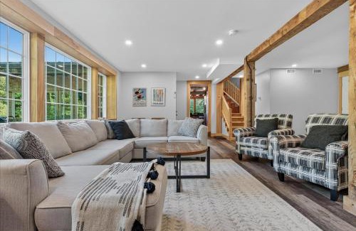 Lyndon Center House | 4 Br Sleeps 8 - Kayaks - Fire Pit - Dog Friendly