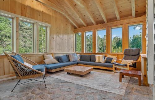 Lyndon Center House | 4 Br Sleeps 8 - Kayaks - Fire Pit - Dog Friendly