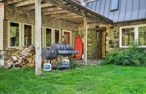 Lyndon Center House | 4 Br Sleeps 8 - Kayaks - Fire Pit - Dog Friendly