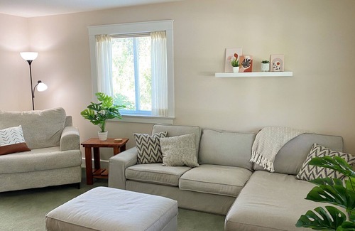 Vernon Cottage | 4 BR w/ AC Steps From the Lake