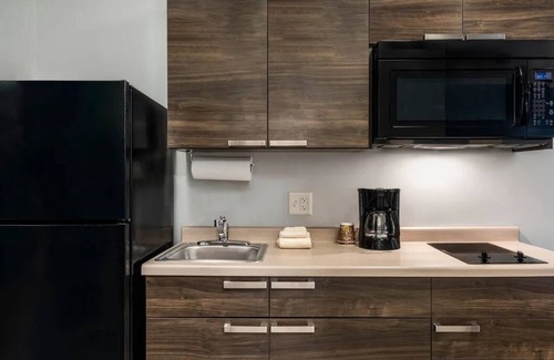 Wilkes East House | 4 Family-Friendly Rooms with Kitchen and Near Peninsula Park Rose Garden