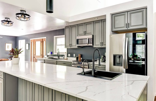 Bakerton House | 4 King Suites w/Hot Tub, Fire Pit, Ping Pong, Arcade, Hi Speed Internet