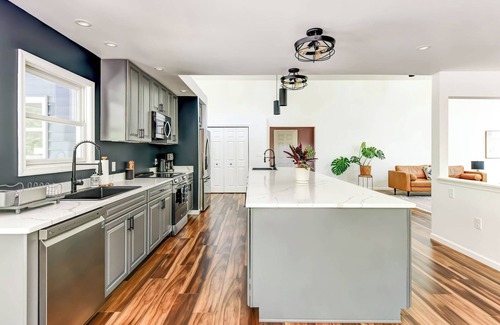 Bakerton House | 4 King Suites w/Hot Tub, Fire Pit, Ping Pong, Arcade, Hi Speed Internet