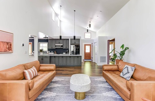 Bakerton House | 4 King Suites w/Hot Tub, Fire Pit, Ping Pong, Arcade, Hi Speed Internet