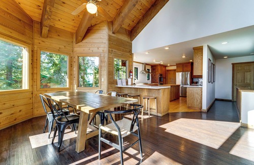 Kingswood Estates Cabin | 4 Mi to Lake Tahoe: Family Cabin w/3 Decks!