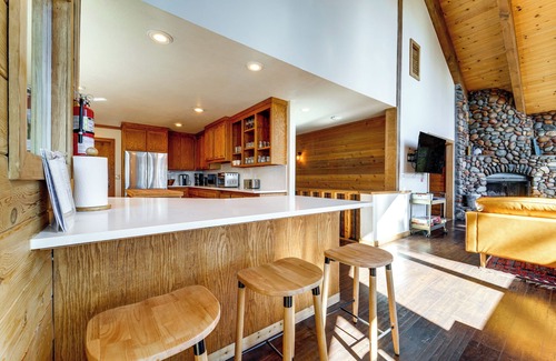 Kingswood Estates Cabin | 4 Mi to Lake Tahoe: Family Cabin w/3 Decks!