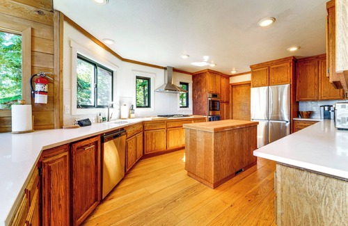 Kingswood Estates Cabin | 4 Mi to Lake Tahoe: Family Cabin w/3 Decks!
