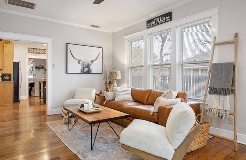 Georgetown House | 4 min walk to Town Square! 3bd 2bath cozy Historical home