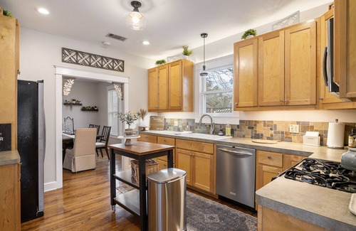 Georgetown House | 4 min walk to Town Square! 3bd 2bath cozy Historical home