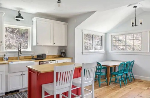 Warren House | 4-minutes to Sugarbush, steps to Warren Village!