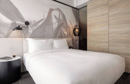 Brossard Hotel | 4 Practical Modern Rooms Perfect for Business Travelers or Leisure in DIX30