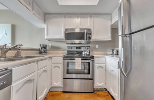 Downtown Austin Apartment | 4 Units | Family Extended Stay w/Balcony & Kitchen | Near Shoal Beach & Dining