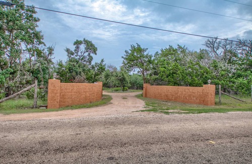 Fredericksburg Cabin | 40 m² Cabin ∙ 1 bedroom ∙ 2 guests