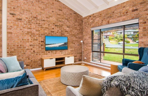Forster House | 40 Underwood Road with Swimming Pool, Linen and WiFi.