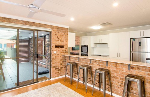 Forster House | 40 Underwood Road with Swimming Pool, Linen and WiFi.