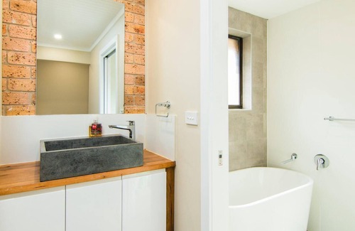 Forster House | 40 Underwood Road with Swimming Pool, Linen and WiFi.