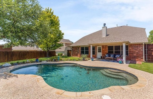 McKinney House | 4BD/2.5BA w Backyard, HotTub, Firepit, Cinema, BBQ