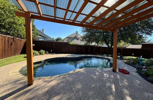 McKinney House | 4BD/2.5BA w Backyard, HotTub, Firepit, Cinema, BBQ
