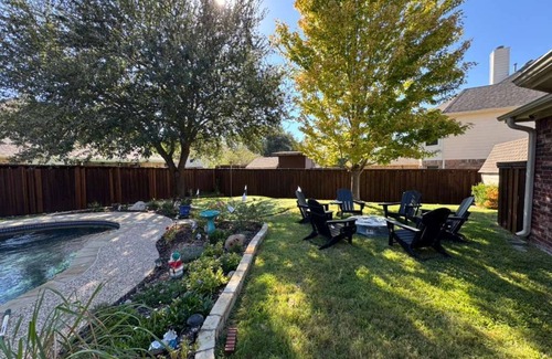 McKinney House | 4BD/2.5BA w Backyard, HotTub, Firepit, Cinema, BBQ