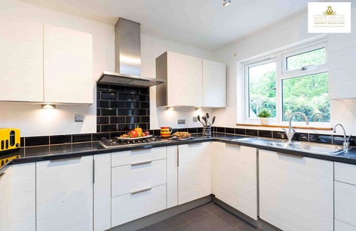 Stevenage House | 4bed House Stevenage SG1 Free Parking & Wi-fi Families and Corporations Welcome