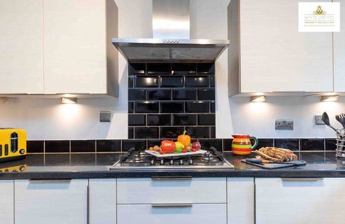 Stevenage House | 4bed House Stevenage SG1 Free Parking & Wi-fi Families and Corporations Welcome